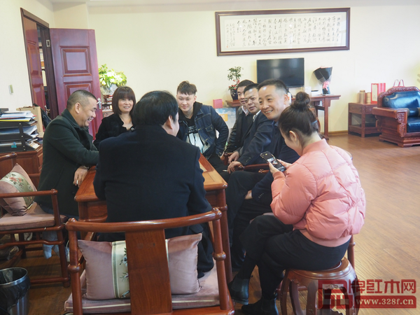 華廈·大不同董事長陳田華(左一)與參觀領(lǐng)導(dǎo)積極交流意見 華廈·大不同董事長陳田華(左一)與參觀領(lǐng)導(dǎo)積極交流意見