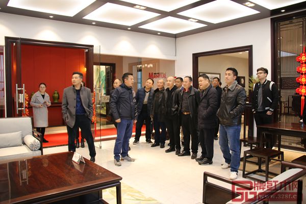 明堂紅木創(chuàng)始人張向榮帶領(lǐng)與會(huì)代表參觀明堂紅木展廳 明堂紅木創(chuàng)始人張向榮帶領(lǐng)與會(huì)代表參觀明堂紅木展廳