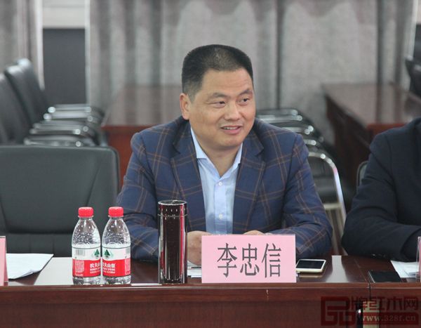 中信紅木董事長(zhǎng)李忠信在會(huì)議上就2018年?yáng)|陽(yáng)市紅木家具行業(yè)工人工資標(biāo)準(zhǔn)發(fā)表自己的看法 中信紅木董事長(zhǎng)李忠信在會(huì)議上就2018年?yáng)|陽(yáng)市紅木家具行業(yè)工人工資標(biāo)準(zhǔn)發(fā)表自己的看法