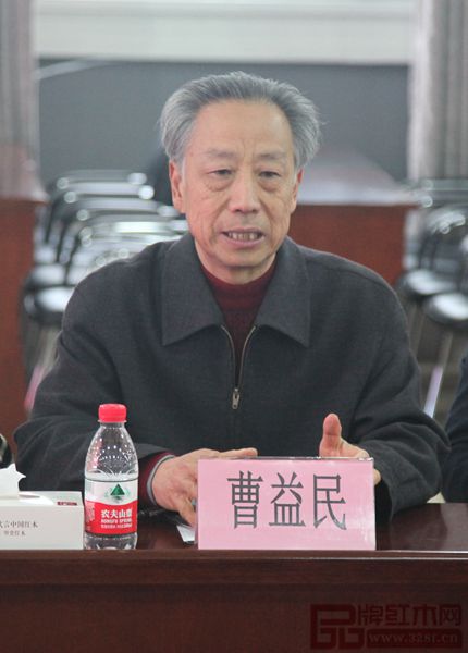 東陽(yáng)市紅木家具行業(yè)協(xié)會(huì)秘書(shū)長(zhǎng)曹益民在會(huì)議上發(fā)表講話 東陽(yáng)市紅木家具行業(yè)協(xié)會(huì)秘書(shū)長(zhǎng)曹益民在會(huì)議上發(fā)表講話