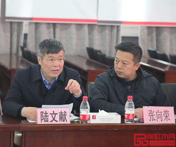 東陽(yáng)市市場(chǎng)監(jiān)督管理局副局長(zhǎng)陸文獻(xiàn)(左一)著重強(qiáng)調(diào)企業(yè)環(huán)保問(wèn)題 東陽(yáng)市市場(chǎng)監(jiān)督管理局副局長(zhǎng)陸文獻(xiàn)(左一)著重強(qiáng)調(diào)企業(yè)環(huán)保問(wèn)題