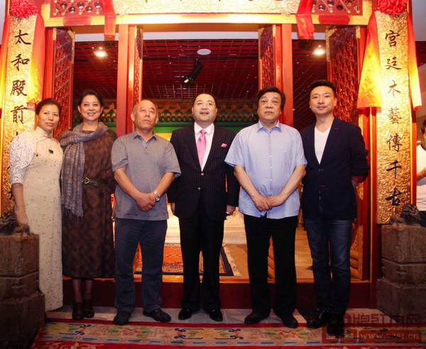 太和木作宮廷家具藝術(shù)館于2013年6月29日盛大開業(yè),原故宮博物院副院長李文儒(左三),央視著名主持人趙忠祥(右二)、倪萍(左二)、康輝(右一)與太和木作創(chuàng)始人關(guān)毅夫婦(右三、左一)等為藝術(shù)館揭幕 太和木作宮廷家具藝術(shù)館于2013年6月29日盛大開業(yè),原故宮博物院副院長李文儒(左三),央視著名主持人趙忠祥(右二)、倪萍(左二)、康輝(右一)與太和木作創(chuàng)始人關(guān)毅夫婦(右三、左一)等為藝術(shù)館揭幕