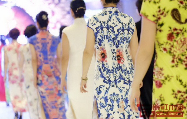 本屆中山紅博會將舉辦千人旗袍巡演秀,演繹中國旗袍的高貴與雅致(資料圖) 本屆中山紅博會將舉辦千人旗袍巡演秀,演繹中國旗袍的高貴與雅致(資料圖)