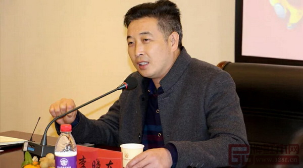 浙江藝術(shù)紫檀博物館館長(zhǎng)、浙江省紅木產(chǎn)業(yè)協(xié)會(huì)會(huì)長(zhǎng)李曉東做總結(jié)發(fā)言