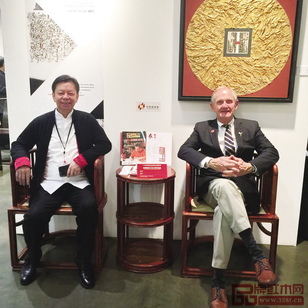 美國藝術名流與中國傳統(tǒng)工藝大師、國壽紅木董事長陳國壽(左)落坐《國壽椅》 美國藝術名流與中國傳統(tǒng)工藝大師、國壽紅木董事長陳國壽(左)落坐《國壽椅》