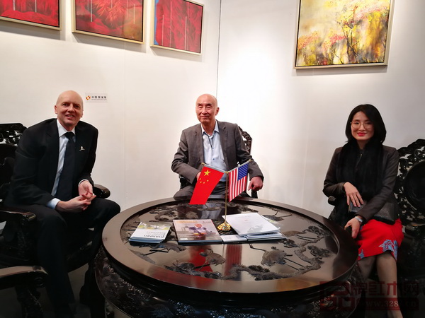 洛杉磯藝博會創(chuàng)始人KimMartindale(左)與中國傳統(tǒng)工藝大師、泰和園董事長邵湘文(中),泰和園總經(jīng)理邵潔理落坐泰和園《松鶴延年茶臺》 洛杉磯藝博會創(chuàng)始人KimMartindale(左)與中國傳統(tǒng)工藝大師、泰和園董事長邵湘文(中),泰和園總經(jīng)理邵潔理落坐泰和園《松鶴延年茶臺》