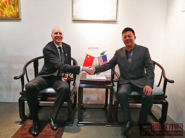 洛杉磯藝博會創(chuàng)始人KimMartindale(左)與中國傳統(tǒng)工藝大師、明堂紅木創(chuàng)始人張向榮落坐明堂紅木《首席椅》 洛杉磯藝博會創(chuàng)始人KimMartindale(左)與中國傳統(tǒng)工藝大師、明堂紅木創(chuàng)始人張向榮落坐明堂紅木《首席椅》