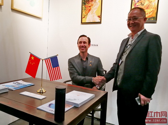 美國洛杉磯國際藝術博覽會董事局主席斯科特(左)落坐《背板云紋開光南官帽椅》并與中國傳統(tǒng)工藝大師、魯班木藝董事長李愛金(右)合影留念 美國洛杉磯國際藝術博覽會董事局主席斯科特(左)落坐《背板云紋開光南官帽椅》并與中國傳統(tǒng)工藝大師、魯班木藝董事長李愛金(右)合影留念