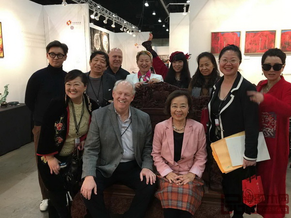 美國好萊塢電影導演、世界著名電影特殊音效編導與設計專家理查德·安德森(前左二)落坐《中國夢和諧寶座》 美國好萊塢電影導演、世界著名電影特殊音效編導與設計專家理查德·安德森(前左二)落坐《中國夢和諧寶座》