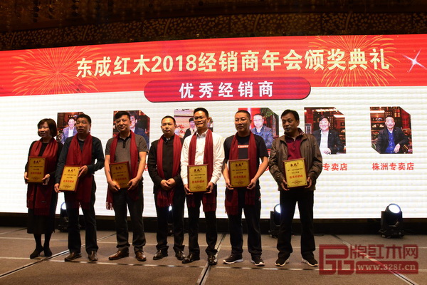 東成紅木品牌營銷總監(jiān)阮家鵬（中）為“優(yōu)秀經(jīng)銷商”頒獎(jiǎng)