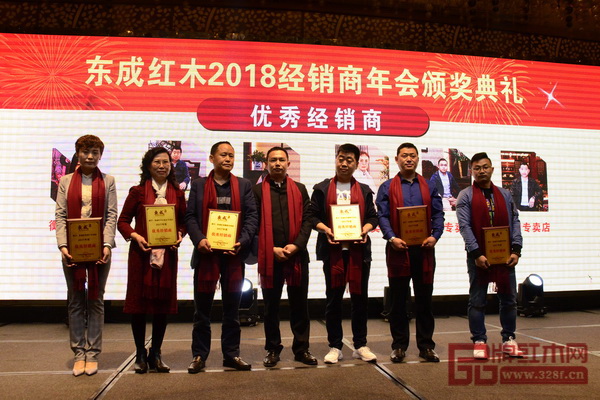 東成紅木品牌營銷總監(jiān)阮家鵬（中）為“優(yōu)秀經(jīng)銷商”頒獎(jiǎng)