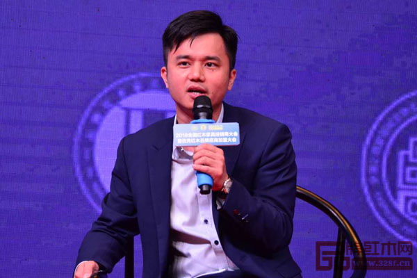 全聯(lián)藝術(shù)紅木家具專業(yè)委員會(huì)執(zhí)行會(huì)長(zhǎng)、弘木傳媒CEO林偉華圍繞“經(jīng)銷商如何選擇產(chǎn)品”的話題發(fā)表觀點(diǎn) 全聯(lián)藝術(shù)紅木家具專業(yè)委員會(huì)執(zhí)行會(huì)長(zhǎng)、弘木傳媒CEO林偉華圍繞“經(jīng)銷商如何選擇產(chǎn)品”的話題發(fā)表觀點(diǎn)