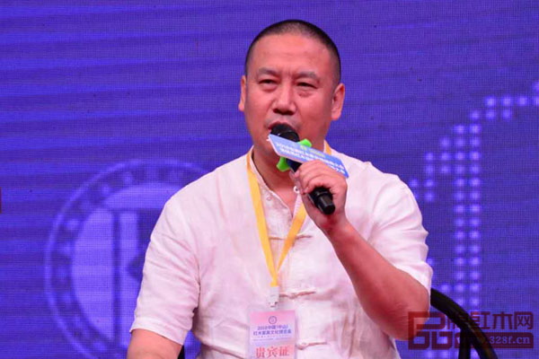 全聯(lián)藝術(shù)紅木家具專業(yè)委員會(huì)主席團(tuán)主席、西安雅居閣總裁石立峰作為全國(guó)優(yōu)秀經(jīng)銷商代表在論壇上進(jìn)行分享 全聯(lián)藝術(shù)紅木家具專業(yè)委員會(huì)主席團(tuán)主席、西安雅居閣總裁石立峰作為全國(guó)優(yōu)秀經(jīng)銷商代表在論壇上進(jìn)行分享