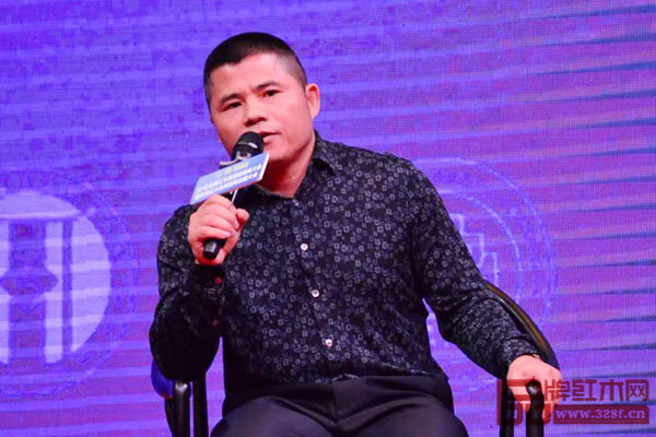 品牌紅木家具經(jīng)銷商聯(lián)盟主席團(tuán)主席、順德中聯(lián)紅木世家董事長(zhǎng)周志華就新中式家具終端市場(chǎng)的現(xiàn)狀及如何做好新中式市場(chǎng)等問(wèn)題進(jìn)行分享 品牌紅木家具經(jīng)銷商聯(lián)盟主席團(tuán)主席、順德中聯(lián)紅木世家董事長(zhǎng)周志華就新中式家具終端市場(chǎng)的現(xiàn)狀及如何做好新中式市場(chǎng)等問(wèn)題進(jìn)行分享