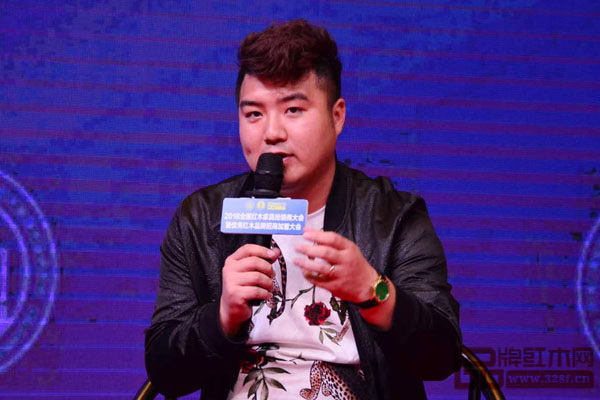 品牌紅木家具經(jīng)銷商聯(lián)盟主席團(tuán)主席、河北大家風(fēng)范家居陳振在論壇上指出紅木行業(yè)應(yīng)齊心協(xié)力建立完善的物流系統(tǒng) 品牌紅木家具經(jīng)銷商聯(lián)盟主席團(tuán)主席、河北大家風(fēng)范家居董事長(zhǎng)陳振在論壇上指出,紅木行業(yè)應(yīng)齊心協(xié)力建立完善的物流系統(tǒng) 品牌紅木家具經(jīng)銷商聯(lián)盟主席團(tuán)主席、河北大家風(fēng)范家居陳振在論壇上指出紅木行業(yè)應(yīng)齊心協(xié)力建立完善的物流系統(tǒng) 品牌紅木家具經(jīng)銷商聯(lián)盟主席團(tuán)主席、河北大家風(fēng)范家居董事長(zhǎng)陳振在論壇上指出,紅木行業(yè)應(yīng)齊心協(xié)力建立完善的物流系統(tǒng)