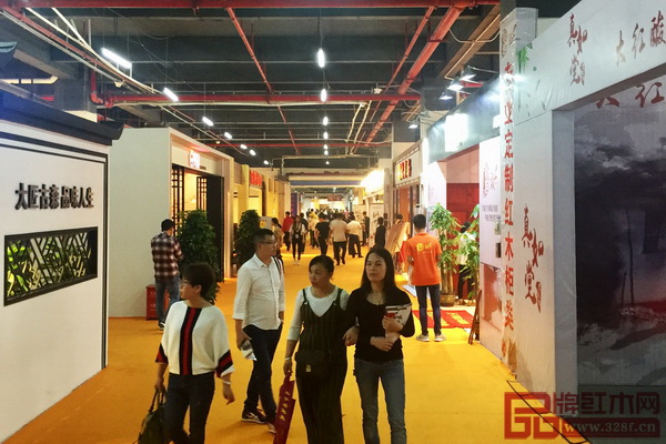 開幕式后,大批經(jīng)銷商穿梭于各個(gè)特色展廳,尋找新產(chǎn)品、新商機(jī) 開幕式后,大批經(jīng)銷商穿梭于各個(gè)特色展廳,尋找新產(chǎn)品、新商機(jī)