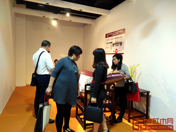 精品評(píng)選展示區(qū)《明韻沙發(fā)》受到消費(fèi)者的一致好評(píng)