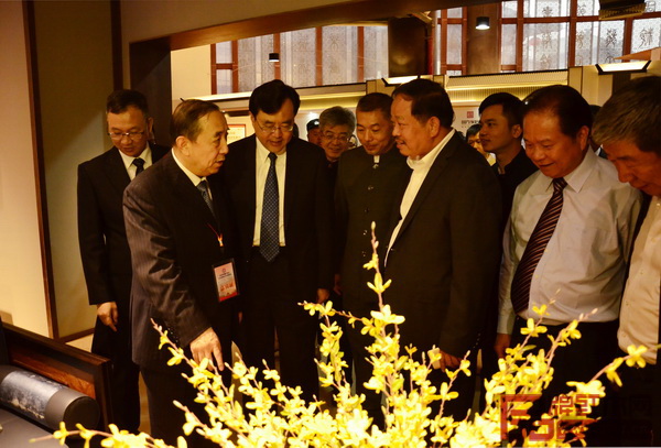 廣東省人民政府原常務(wù)副省長、孫中山基金會理事長湯炳權(quán)（右二），國家人社部原副部長楊志明（左二），中山市委書記、市人大常委會主任陳旭東（左三），國家文物局原副局長、全聯(lián)藝術(shù)紅木家具專業(yè)委員會名譽會長張柏（右一），中山市政協(xié)主席丘樹宏（左四），大涌鎮(zhèn)黨委書記郭叢樞 （右一），中山市青年企業(yè)家協(xié)會會長、紅博城董事長林孟禮（左五），全聯(lián)藝術(shù)紅木家具專業(yè)委員會執(zhí)行會長、弘木傳媒CEO林偉華（右三）等領(lǐng)導(dǎo)、嘉賓參觀憶古軒展廳，憶古軒董事長劉定杰（右四）親自接待 國家人社部原副部長楊志明（左二），廣東省人民政府原常務(wù)副省長、孫中山基金會理事長湯炳權(quán)（右二），中山市委書記、市人大常委會主任陳旭東（左三），國家文物局原副局長、全聯(lián)藝術(shù)紅木家具專業(yè)委員會名譽會長張柏（右一），中山市政協(xié)主席丘樹宏（左四），大涌鎮(zhèn)黨委書記郭叢樞 （左一），中山市青年企業(yè)家協(xié)會會長、紅博城董事長林孟禮（左五），全聯(lián)藝術(shù)紅木家具專業(yè)委員會執(zhí)行會長、弘木傳媒CEO林偉華（右三）等領(lǐng)導(dǎo)、嘉賓參觀憶古軒展廳，憶古軒董事長劉定杰（右四）親自接待