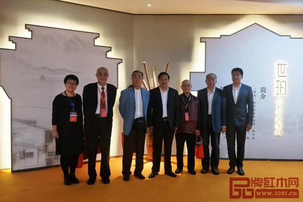 全聯(lián)藝術(shù)紅木家具專業(yè)委員會專家顧問——中國高等教育家具設(shè)計專業(yè)創(chuàng)始人、中國新中式文化研究院院長胡景初（右三），中國明式家具研究所原所長濮安國（左三），中國紅木家具技術(shù)專家、《紅木家具通用技術(shù)條件》標(biāo)準(zhǔn)主要起草人曹新民（右二）、上海市家具研究所副所長許美琪（左二）、華南農(nóng)業(yè)大學(xué)研究生導(dǎo)師郭瓊（左一）與憶古軒董事長劉定杰（右四）、總經(jīng)理劉宇（右一）合影 
