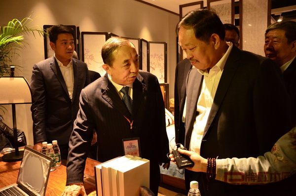 國家人社部原副部長楊志明（左二）與憶古軒董事長劉定杰（右二）親切交流