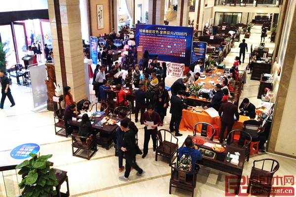 組委會(huì)組織“專車”接送經(jīng)銷商參觀博大家具展廳