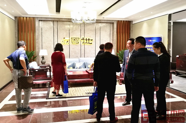 經(jīng)銷商在博大家具展廳觀摩“國(guó)世”新品 經(jīng)銷商在博大家具展廳觀摩“國(guó)世”新品