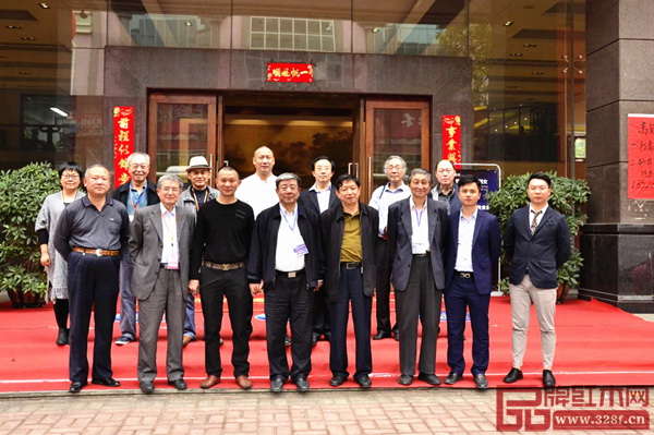 組委會(huì)組織專家團(tuán)參觀博大家具展廳并合影留念