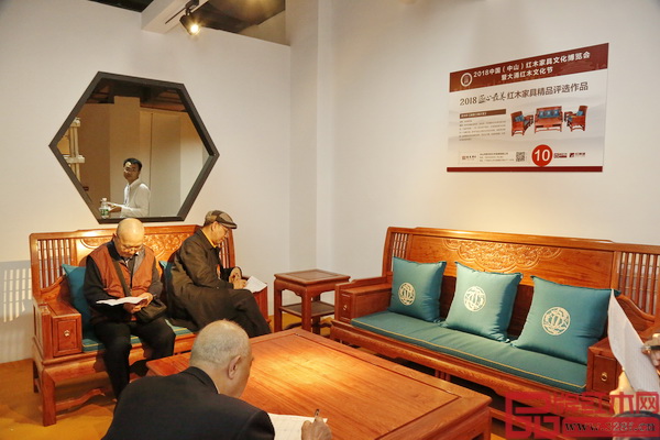 全聯(lián)藝術(shù)紅木家具專業(yè)委員會(huì)專家顧問團(tuán)現(xiàn)場(chǎng)為林木軒《東非香花梨·映象江南沙發(fā)》評(píng)分