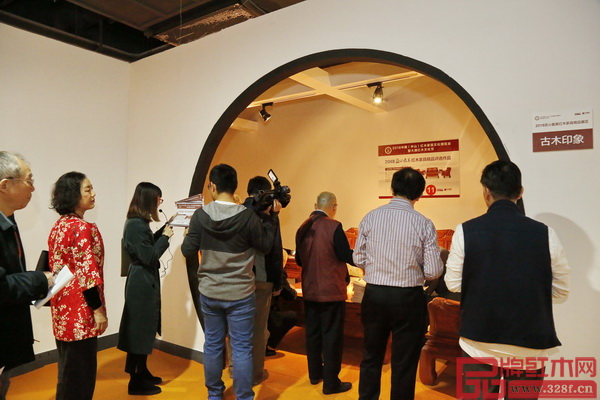 2018“匠心最美”紅木家具精品評(píng)選專(zhuān)家評(píng)審團(tuán)現(xiàn)場(chǎng)為《東非香花梨·古木印象沙發(fā)》評(píng)分 2018“匠心最美”紅木家具精品評(píng)選專(zhuān)家評(píng)審團(tuán)現(xiàn)場(chǎng)為《東非香花梨·古木印象沙發(fā)》評(píng)分