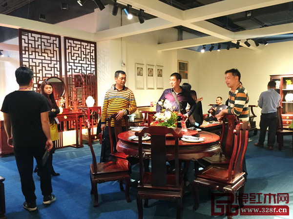 順泰軒展廳內(nèi)經(jīng)銷商絡(luò)繹不絕 順泰軒展廳內(nèi)經(jīng)銷商絡(luò)繹不絕