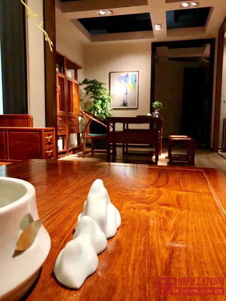 刺猬紫檀的天然紋理與生命張力于家具中極致呈現(xiàn) 刺猬紫檀的天然紋理與生命張力于家具中極致呈現(xiàn)