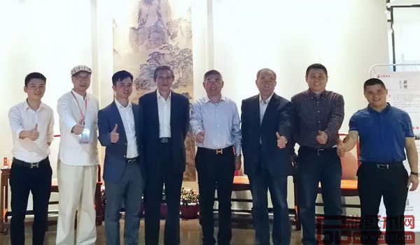 原故宮博物院文保科技部主任曹靜樓(左四),中國(guó)紅木家具技術(shù)專(zhuān)家曹新民(右三),教育部教學(xué)改革示范專(zhuān)業(yè)“家具設(shè)計(jì)與制造”專(zhuān)業(yè)帶頭人彭亮(左二),明清家具研究學(xué)者張輝(右二),全聯(lián)藝術(shù)紅木家具專(zhuān)業(yè)委員會(huì)執(zhí)行會(huì)長(zhǎng)林偉華(左三)等為志成紅木點(diǎn)贊 原故宮博物院文??萍疾恐魅尾莒o樓(左四),中國(guó)紅木家具技術(shù)專(zhuān)家曹新民(右三),教育部教學(xué)改革示范專(zhuān)業(yè)“家具設(shè)計(jì)與制造”專(zhuān)業(yè)帶頭人彭亮(左二),明清家具研究學(xué)者張輝(右二),全聯(lián)藝術(shù)紅木家具專(zhuān)業(yè)委員會(huì)執(zhí)行會(huì)長(zhǎng)林偉華(左三)等為志成紅木點(diǎn)贊