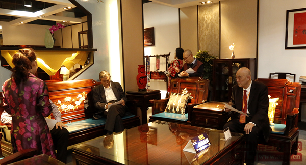 專家評審團(tuán)在紅博城四首層會(huì)展中心為鈞福樓《黑酸枝平安玉蘭沙發(fā)》現(xiàn)場評分