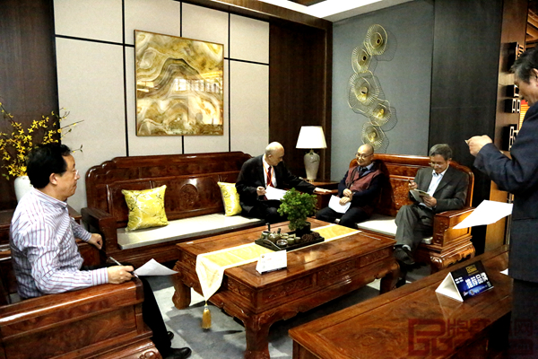 全聯(lián)藝術(shù)紅木家具專業(yè)委員會專家顧問團(tuán)在現(xiàn)場為匠王紅木《報喜2號沙發(fā)》評分 全聯(lián)藝術(shù)紅木家具專業(yè)委員會專家顧問團(tuán)在現(xiàn)場為匠王紅木《報喜2號沙發(fā)》評分