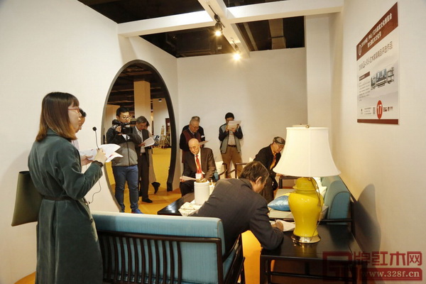 全聯(lián)藝術(shù)紅木家具專業(yè)委員會專家評審團對太古軒·寫意江南《雅仕沙發(fā)》進行打分 全聯(lián)藝術(shù)紅木家具專業(yè)委員會專家評審團對太古軒·寫意江南《雅仕沙發(fā)》進行打分