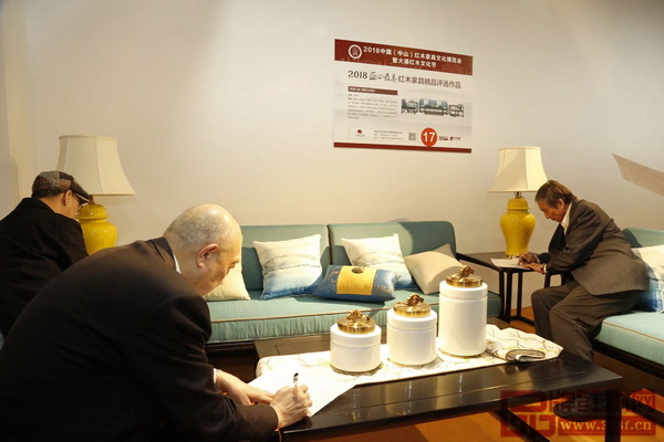 原故宮博物院文??萍疾恐魅尾莒o樓(右)、上海市家具研究所副所長許美琪(中)、教育部教學(xué)改革示范專業(yè)“家具設(shè)計與制造”專業(yè)帶頭人彭亮(左)為太古軒·寫意江南《雅仕沙發(fā)》進行打分 原故宮博物院文??萍疾恐魅尾莒o樓(右)、上海市家具研究所副所長許美琪(中)、教育部教學(xué)改革示范專業(yè)“家具設(shè)計與制造”專業(yè)帶頭人彭亮(左)為太古軒·寫意江南《雅仕沙發(fā)》進行打分