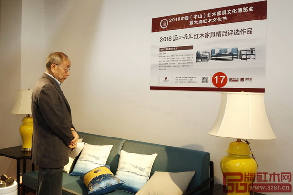 中國紅木家具技術(shù)專家曹新民認(rèn)真品鑒太古軒·寫意江南《雅仕沙發(fā)》 中國紅木家具技術(shù)專家曹新民認(rèn)真品鑒太古軒·寫意江南《雅仕沙發(fā)》