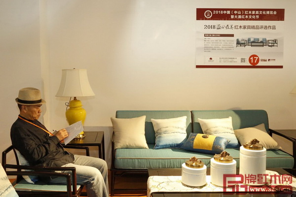 家具行業(yè)資深學(xué)者王周為太古軒·寫意江南《雅仕沙發(fā)》進行打分 家具行業(yè)資深學(xué)者王周為太古軒·寫意江南《雅仕沙發(fā)》進行打分