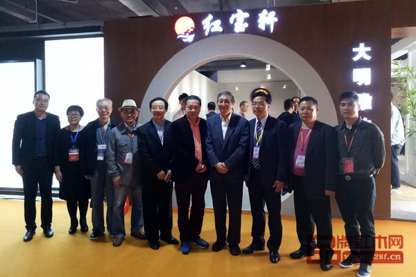 2018中山紅博會(huì)上，紅寶軒董事長曹兆庭（右五）、營銷總監(jiān)公檸（左一）與沙溪鎮(zhèn)黨委書記文衛(wèi)戈（右三）、中山市民間文藝家協(xié)會(huì)主席李桂山（右二）等政府與協(xié)會(huì)相關(guān)領(lǐng)導(dǎo)，以及原故宮博物院文?？萍疾恐魅尾莒o樓（右四）、中央民族大學(xué)人體工程學(xué)專家蘇垣（左三）、華南農(nóng)業(yè)大學(xué)博士生導(dǎo)師李凱夫（左五）、華南農(nóng)業(yè)大學(xué)研究生導(dǎo)師郭瓊（左二）、家具行業(yè)資深學(xué)者王周（左四）等業(yè)界專家，在紅寶軒展廳前合影留念