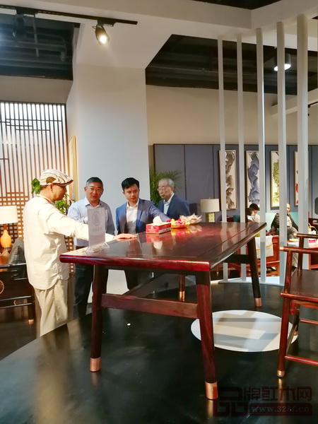 中國(guó)紅木家具技術(shù)專(zhuān)家曹新民(右一),教育部教學(xué)改革示范專(zhuān)業(yè)“家具設(shè)計(jì)與制造”專(zhuān)業(yè)帶頭人彭亮(左一),全聯(lián)藝術(shù)紅木家具專(zhuān)業(yè)委員會(huì)執(zhí)行會(huì)長(zhǎng)林偉華(右二)在志成紅木總經(jīng)理湯朝陽(yáng)(左二)的陪同下參觀志成紅木中山紅博會(huì)展廳 中國(guó)紅木家具技術(shù)專(zhuān)家曹新民(右一),教育部教學(xué)改革示范專(zhuān)業(yè)“家具設(shè)計(jì)與制造”專(zhuān)業(yè)帶頭人彭亮(左一),全聯(lián)藝術(shù)紅木家具專(zhuān)業(yè)委員會(huì)執(zhí)行會(huì)長(zhǎng)林偉華(右二)在志成紅木總經(jīng)理湯朝陽(yáng)(左二)的陪同下參觀志成紅木中山紅博會(huì)展廳