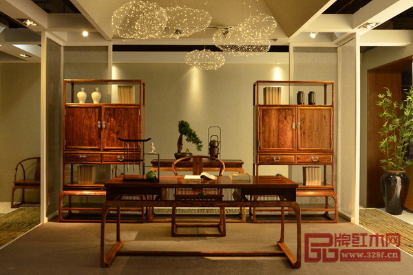 紅寶軒“玉系列”新品應(yīng)用了紅寶軒首創(chuàng)的，并已經(jīng)申請(qǐng)發(fā)明專利設(shè)計(jì)的“呼吸工藝”，在中山、東莞兩地家具展上備受矚目