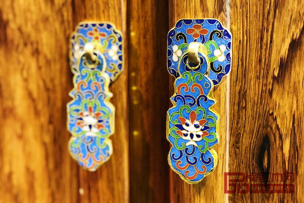 “玉系列”新品在拉手上應(yīng)用中國非物質(zhì)文化遺產(chǎn)景泰藍(lán)制作技藝，賦予整件家具華貴典雅之感