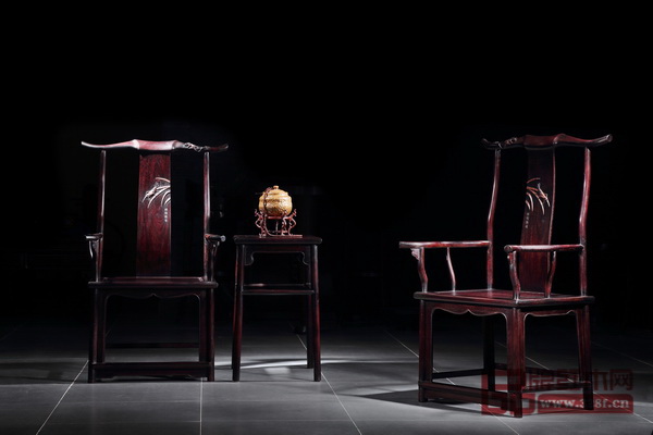 紅寶軒《大明雅韻·輝煌騰達(dá)官帽椅》是一款走向國際高規(guī)格舞臺(tái)的中國椅