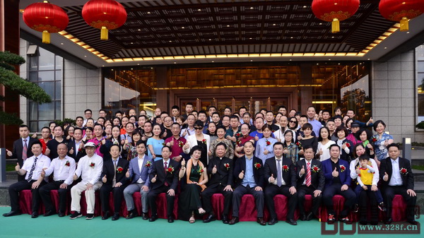 “不忘初心,砥礪前行”《2018年國(guó)壽紅木經(jīng)銷商年會(huì)暨墨荷品牌發(fā)布會(huì)》嘉賓合影留念 “不忘初心,砥礪前行”《2018年國(guó)壽紅木經(jīng)銷商年會(huì)暨墨荷品牌發(fā)布會(huì)》嘉賓合影留念