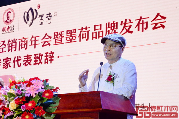 全聯(lián)藝術(shù)紅木家具專業(yè)委員會(huì)專家顧問、教育部教學(xué)改革示范專業(yè)“家具設(shè)計(jì)與制造”專業(yè)帶頭人彭亮在發(fā)言中肯定了國(guó)壽紅木的產(chǎn)品研發(fā)能力 全聯(lián)藝術(shù)紅木家具專業(yè)委員會(huì)專家顧問、教育部教學(xué)改革示范專業(yè)“家具設(shè)計(jì)與制造”專業(yè)帶頭人彭亮在發(fā)言中肯定了國(guó)壽紅木的產(chǎn)品研發(fā)能力