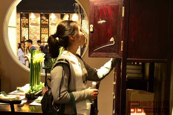 紅寶軒極具特色的產(chǎn)品吸引了不少人前來觀展，圖為參觀者在紅寶軒“大明雅韻”產(chǎn)品前駐足欣賞