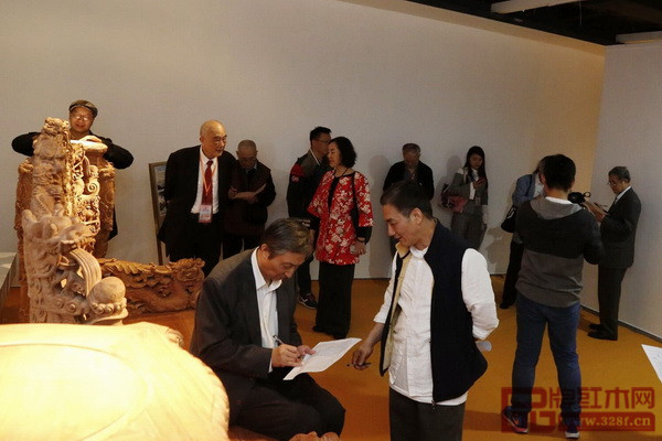 全聯(lián)藝術(shù)紅木家具專業(yè)委員會專家評審團為帝皇家具《大錦龍床》進行打分 全聯(lián)藝術(shù)紅木家具專業(yè)委員會專家評審團為帝皇家具《大錦龍床》進行打分