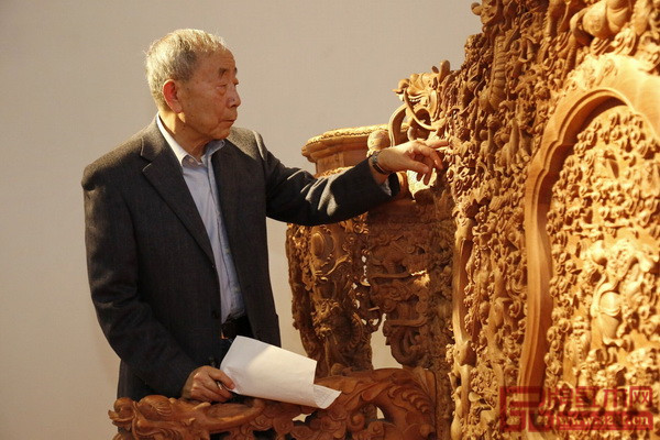 中國紅木家具技術(shù)專家曹新民認真品鑒帝皇家具《大錦龍床》 中國紅木家具技術(shù)專家曹新民認真品鑒帝皇家具《大錦龍床》
