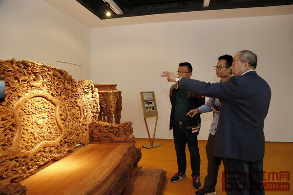 中國紅木家具技術(shù)專家曹新民對帝皇家具《大錦龍床》提出指導意見 中國紅木家具技術(shù)專家曹新民對帝皇家具《大錦龍床》提出指導意見