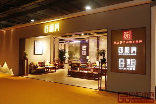 中山憶古軒旗下品牌西廂房、世珀的展廳傳遞出時(shí)尚的東方韻味，中間的玻璃櫥窗吸引眼球，布局舒適，令人流連。